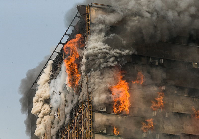 دود در ساختمان آتش گرفته